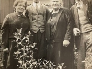 Edith-and-Edward-Tucker-Jessie-Fraser-Macdonald-and-Jock-the-gravedigger-Macdonalda