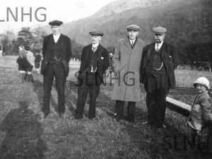 Foyers-men-factory-fields